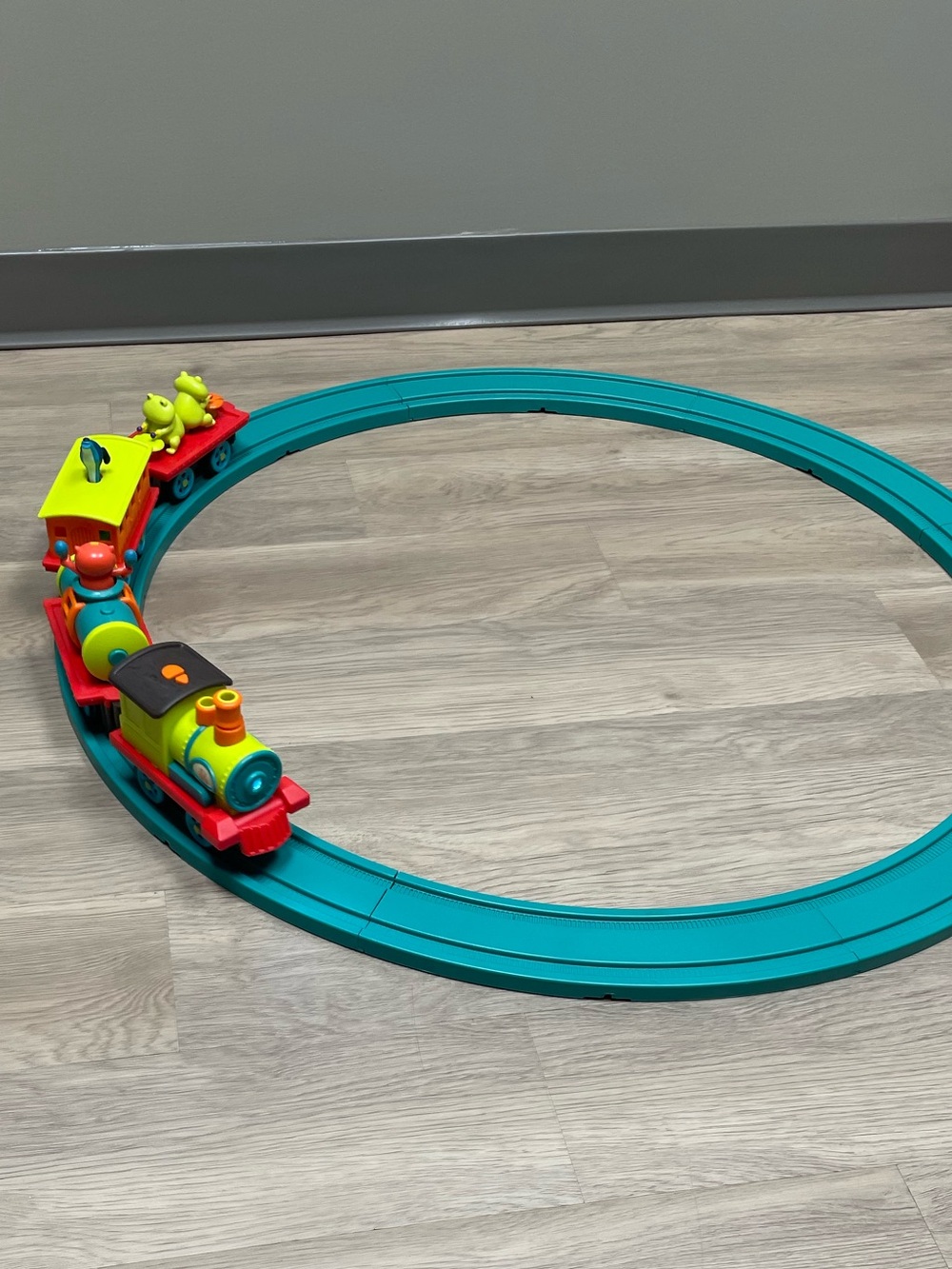 B Toys Critter Express Train W Circular Track. 4 Cars. 12 Pcs Track In Orig Box